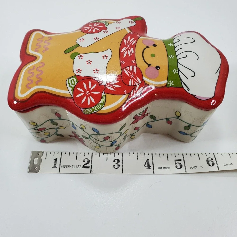 Temptations Lidded 8oz Ramekin Ceramic Gingerbread Man Dish Christmas Bakeware